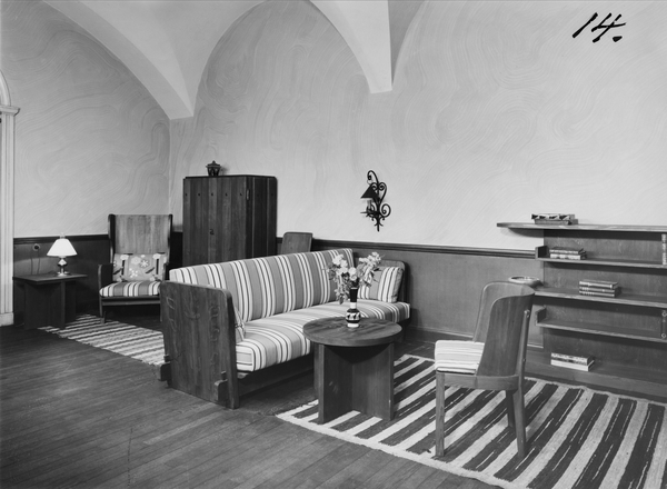 Digitaltmuseum vardagsrum, interiör, randig soffa, runt bord ...