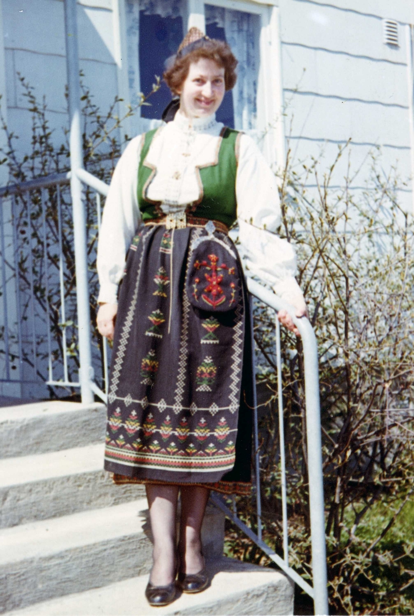 Bunad Fra Nordfjord Ammerud Oslo 17 Mai 1964 Norsk Folkemuseum Digitaltmuseum