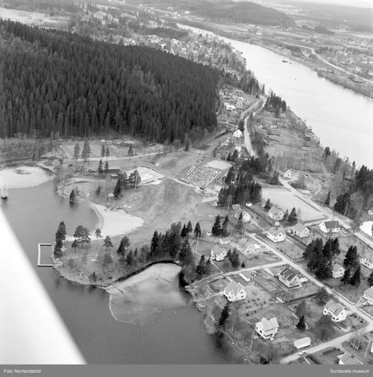 Flygfoton över Skottsund och badplatsen Dyket i Döviksjön. Sundsvalls