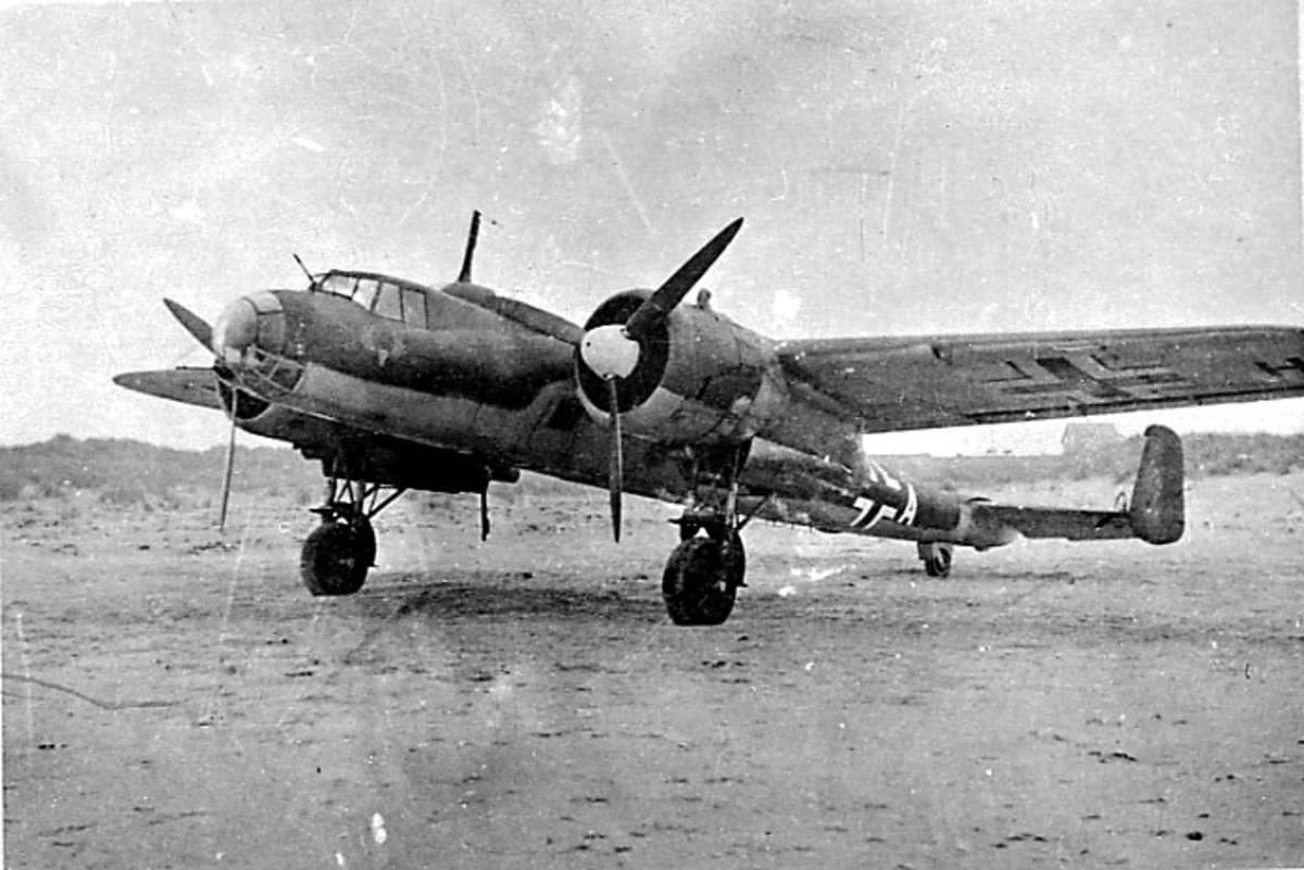 Fly, Dornier DO 17 17P A6+KH. står på bakken, skrått forfra. - Norsk ...