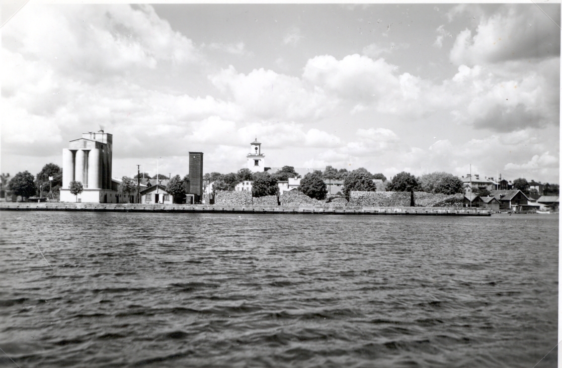 Vy Over Monsteras Hamn Med Timmer Och Silo Kyrkan I Bakgrunden Kalmar Lans Museum Digitaltmuseum