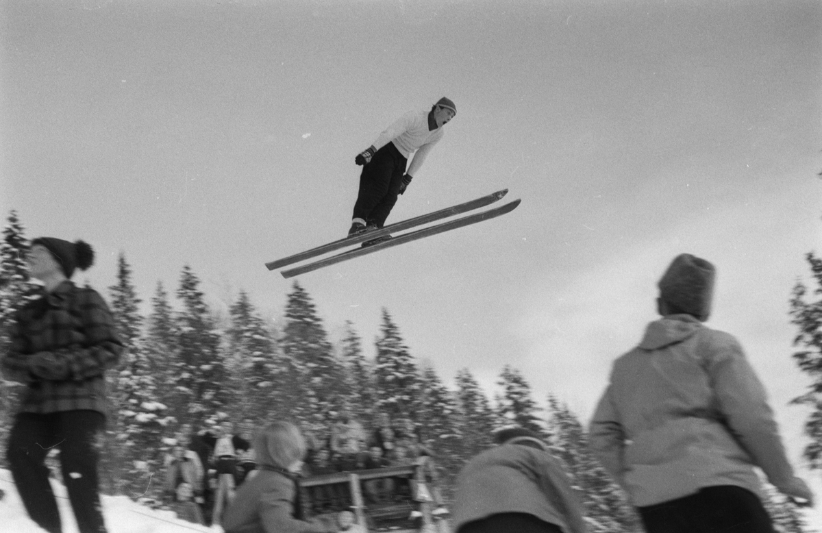 Hopprenn i Andåsbakke, skihopper i svevet. (Sannsynligvis på 1950 ...