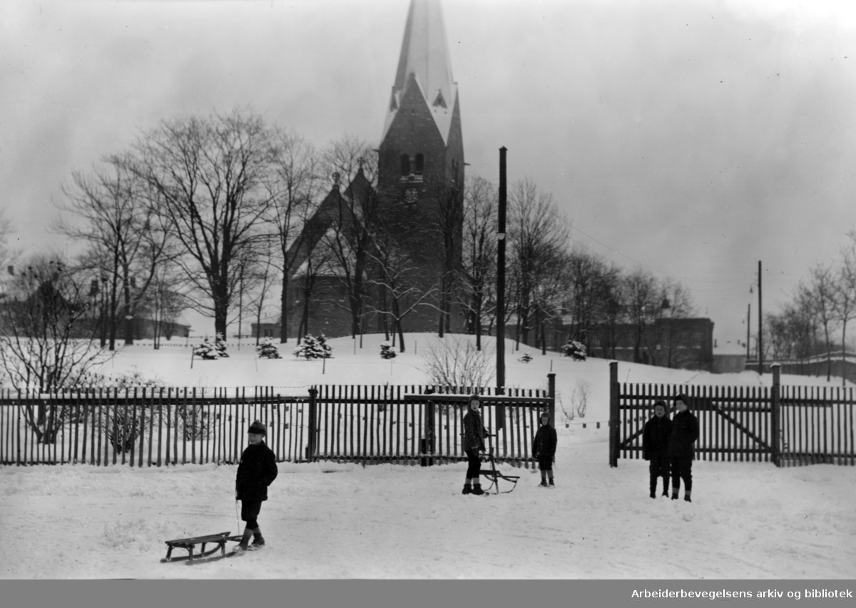 Vålerenga. Vinterstemning ved Vålerenga kirke i 1920 åra ...