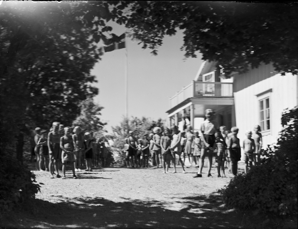 Barnkoloni - barn på gårdsplanen, Sandika, Harg socken, Uppland ...