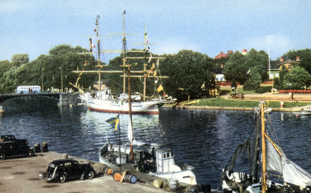 Hamnen med Najaden i Halmstad Hallands Konstmuseum / DigitaltMuseum