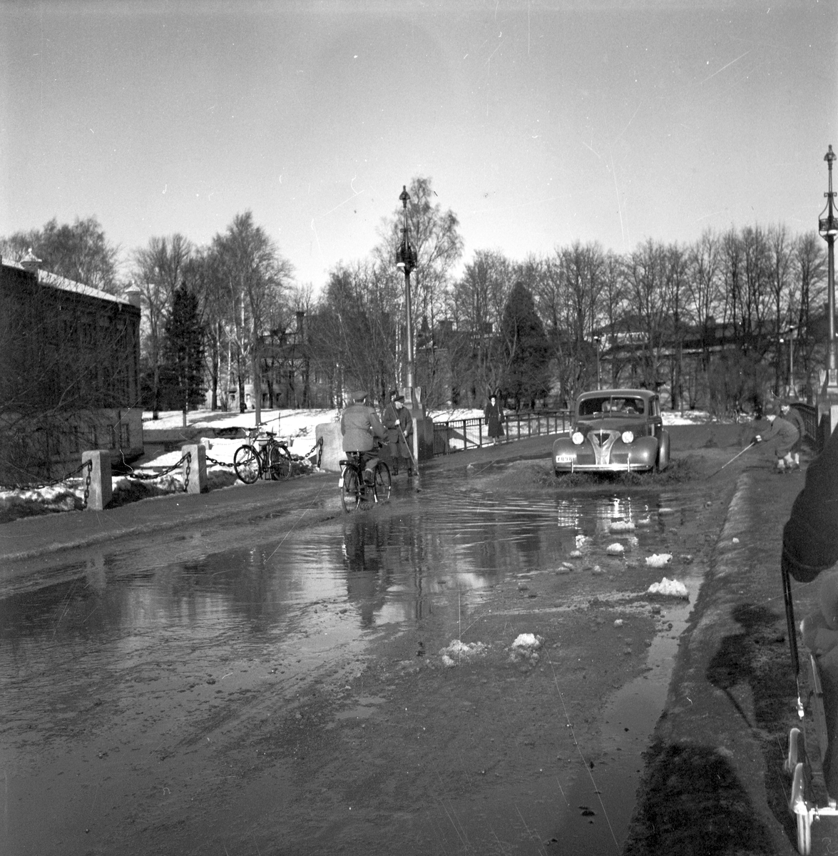 Vårreportage. Bil på Drottningbron, översvämning den 3 ...