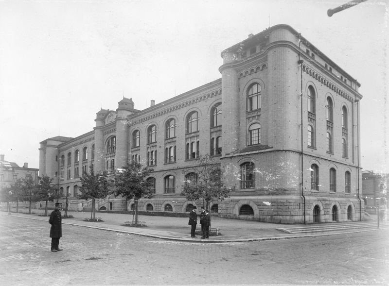 1904 Etnografisk museum juhti dan orrebigkeme Historisk museumen sïjse. / I 1904 flyttet Etnografisk museum inn i det nybygde Historisk museum.