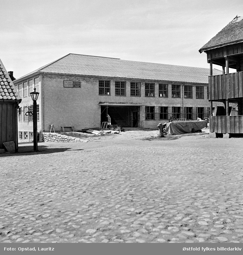 Ildfast museumsbygg under oppføring på Borgarsyssel Museum i Sarpsborg, ca. 1950. Nils Opstad var byggmester og murmester ? Johansen ??  (skilt på veggen).