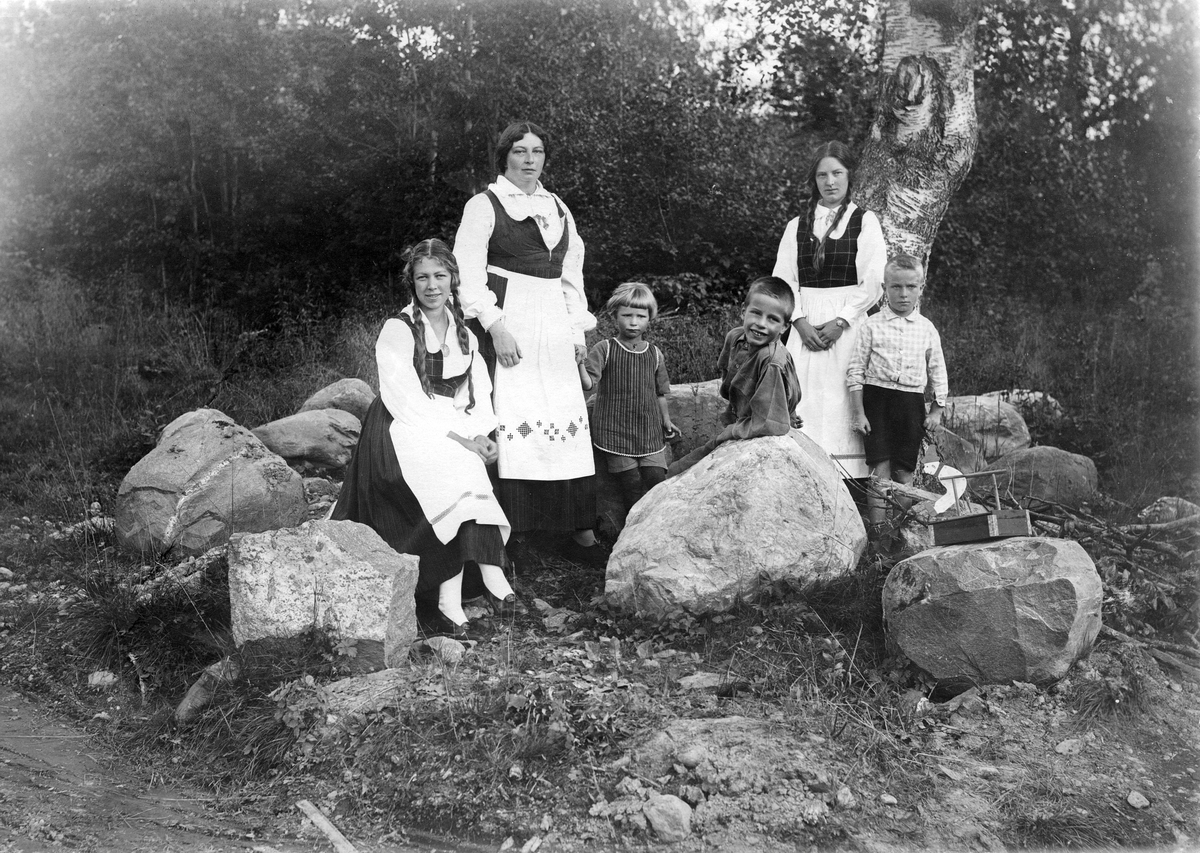 Kvinner, Barn, Bunad, Hage - Bjerkebæk, Sigrid Undsets Hjem 