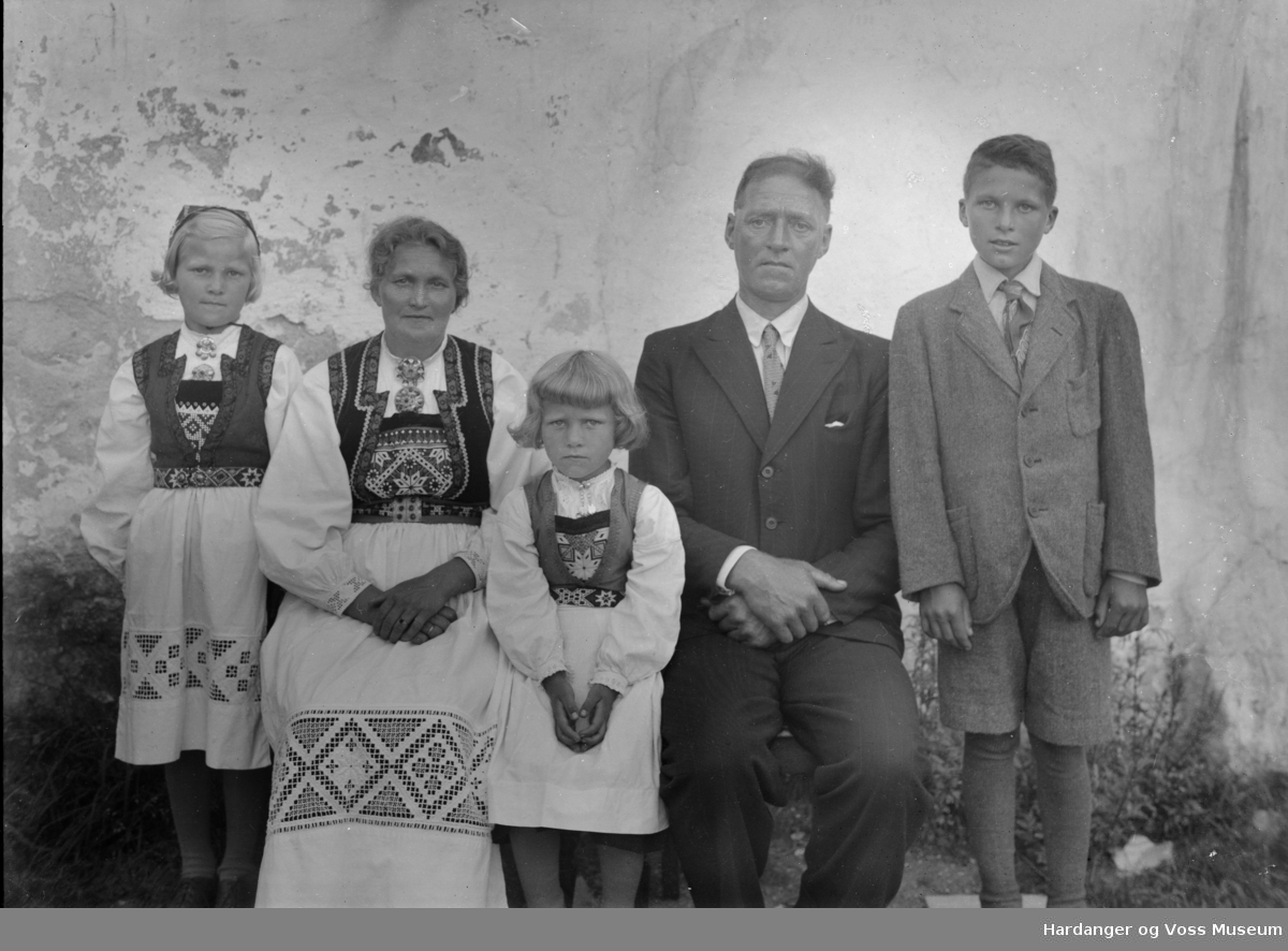 Familiebilete, Maria og Sverre Torin Salvesen med tre born - Hardanger ...