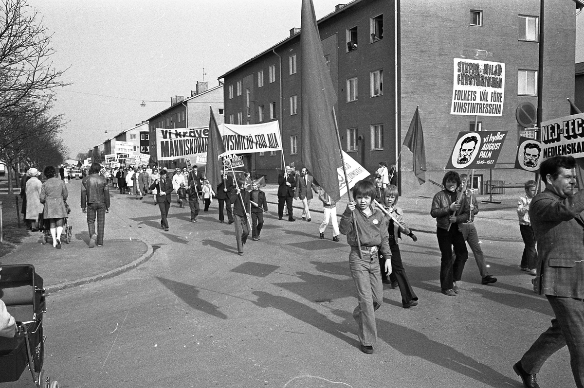 Demonstration på första maj. Människor tågar med plakat ...