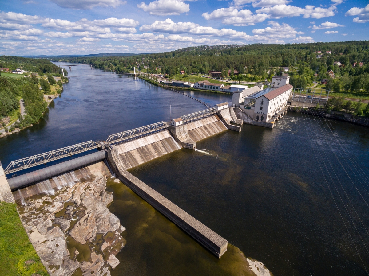 Rånåsfoss kraftverk i Glomma. Dammen består av to sektorluker og ei ...